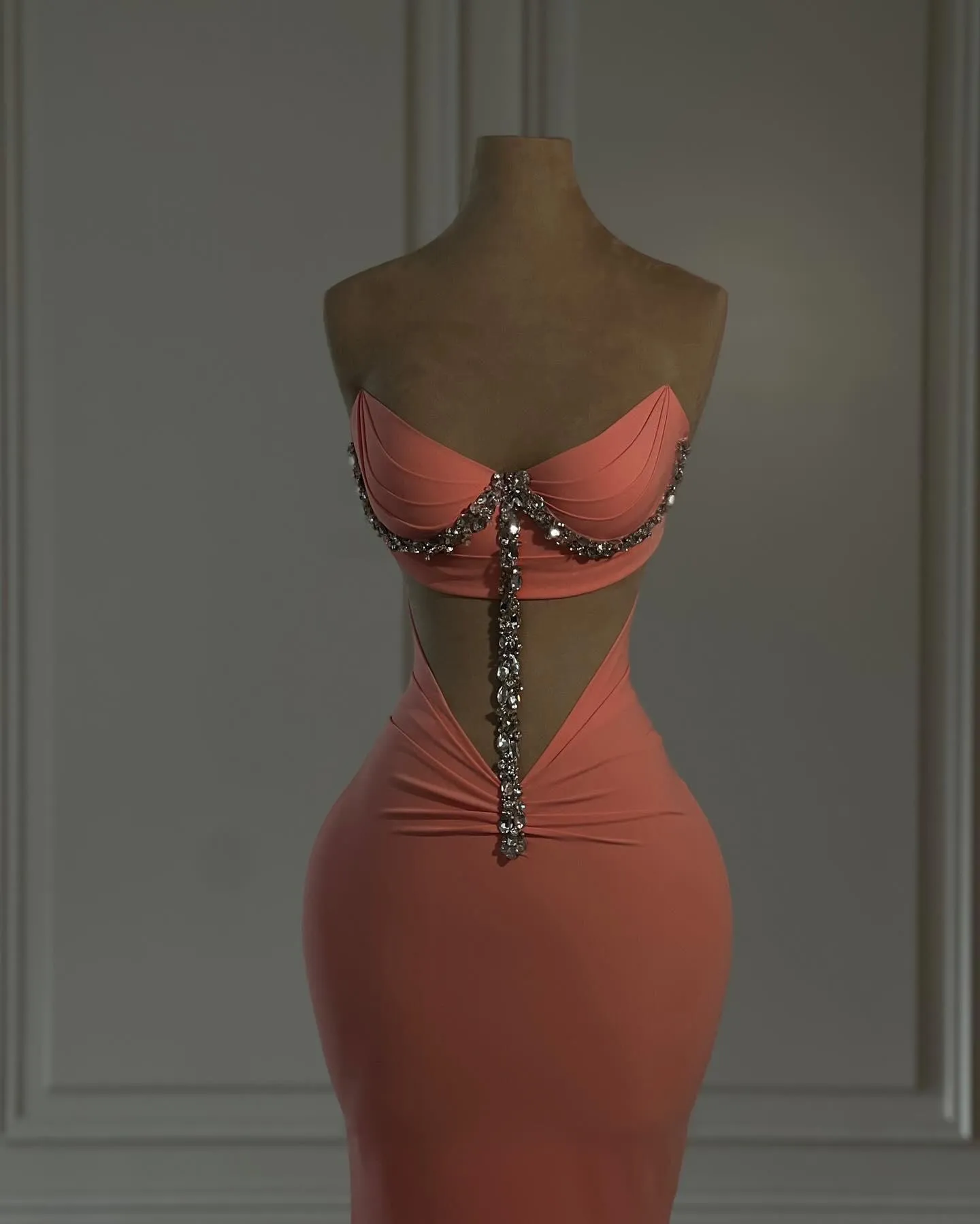 Elegant Column Chiffon Strapless Sleeveless Prom Dress With Appliques